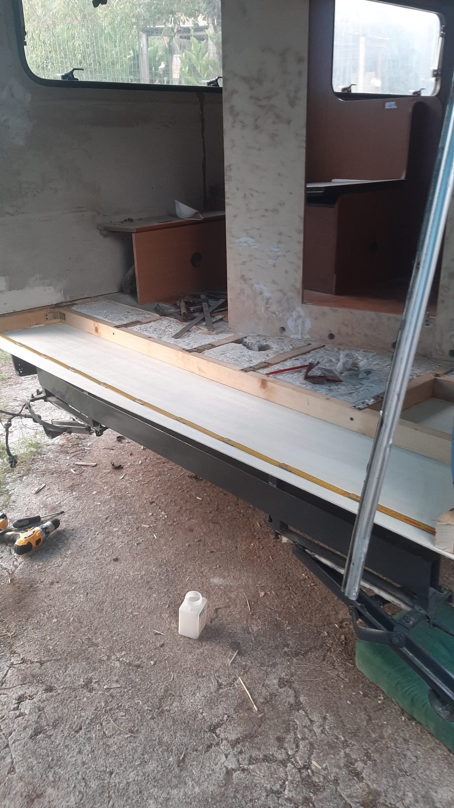 Lavoriamo a ritmi serrati — Cantiere · vita in camper, diario di Diario di Uasi