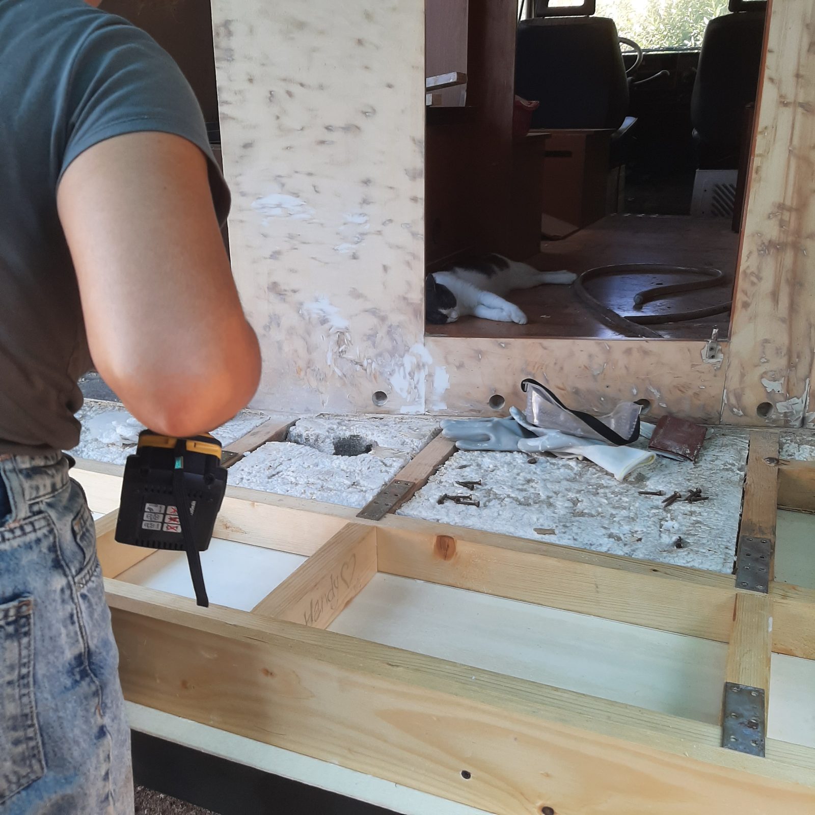 Continua la costruzione del pavimento — Cantiere · vita in camper, diario di Diario di Uasi