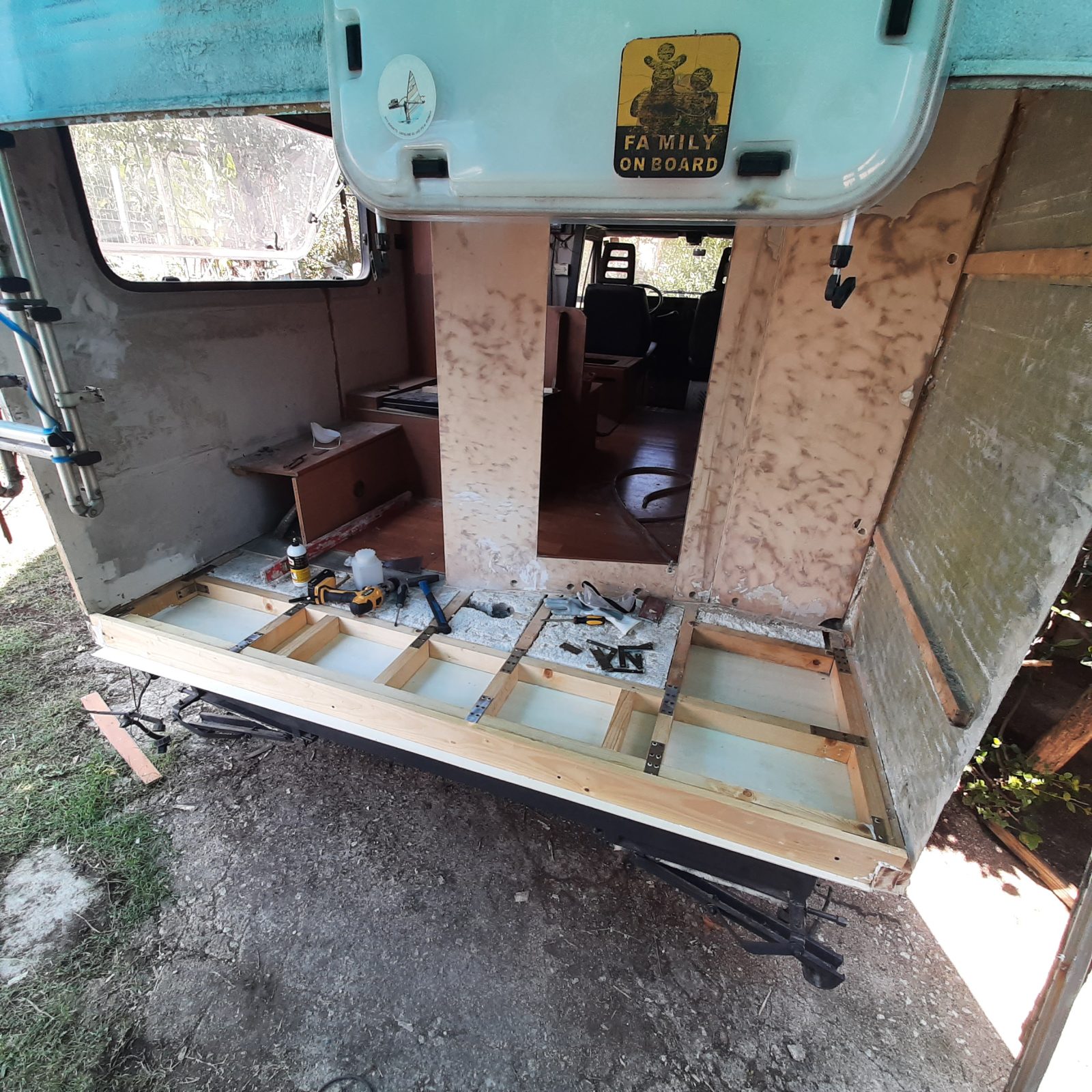 Report delle ultime due giornate al Uasi Camp — Cantiere · vita in camper, diario di Diario di Uasi