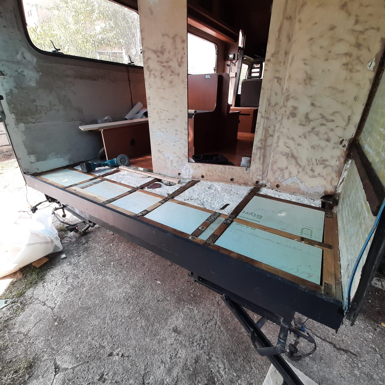 Poliesteri e focaccioni — Cantiere · vita in camper, diario di Diario di Uasi
