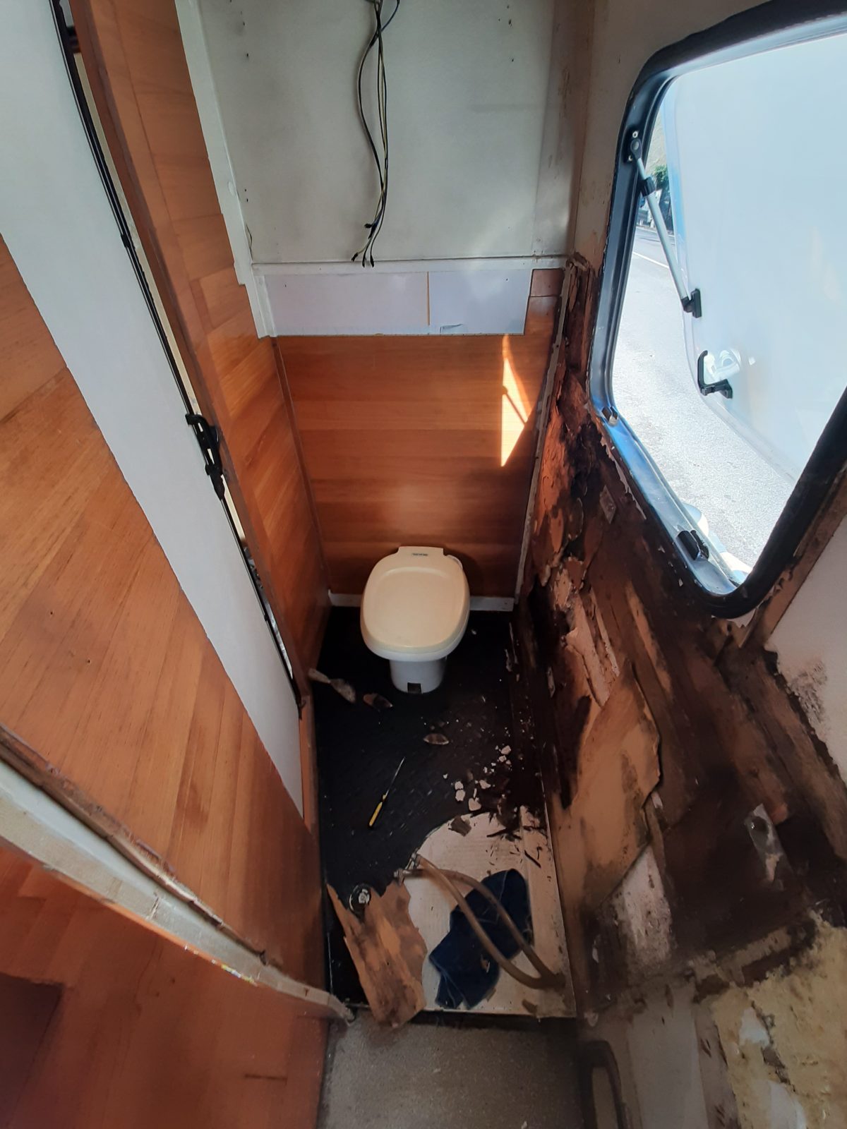 La scoperta dell'infiltrazione e come è nato il Uasi Camp — Cantiere · vita in camper, diario di Diario di Uasi