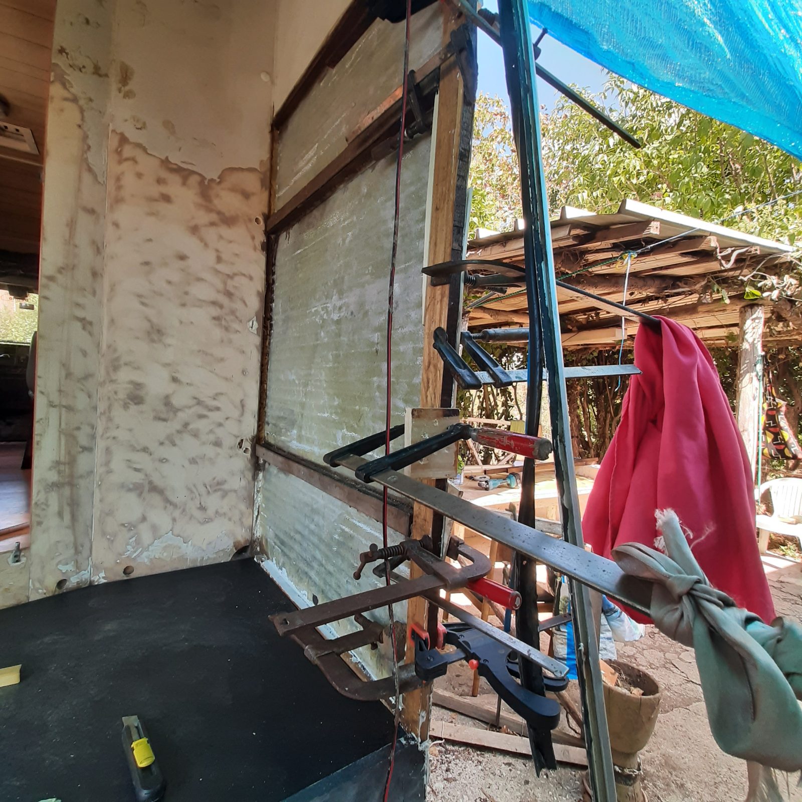 Finalmente Uasi ha un pavimento — Cantiere · vita in camper, diario di Diario di Uasi