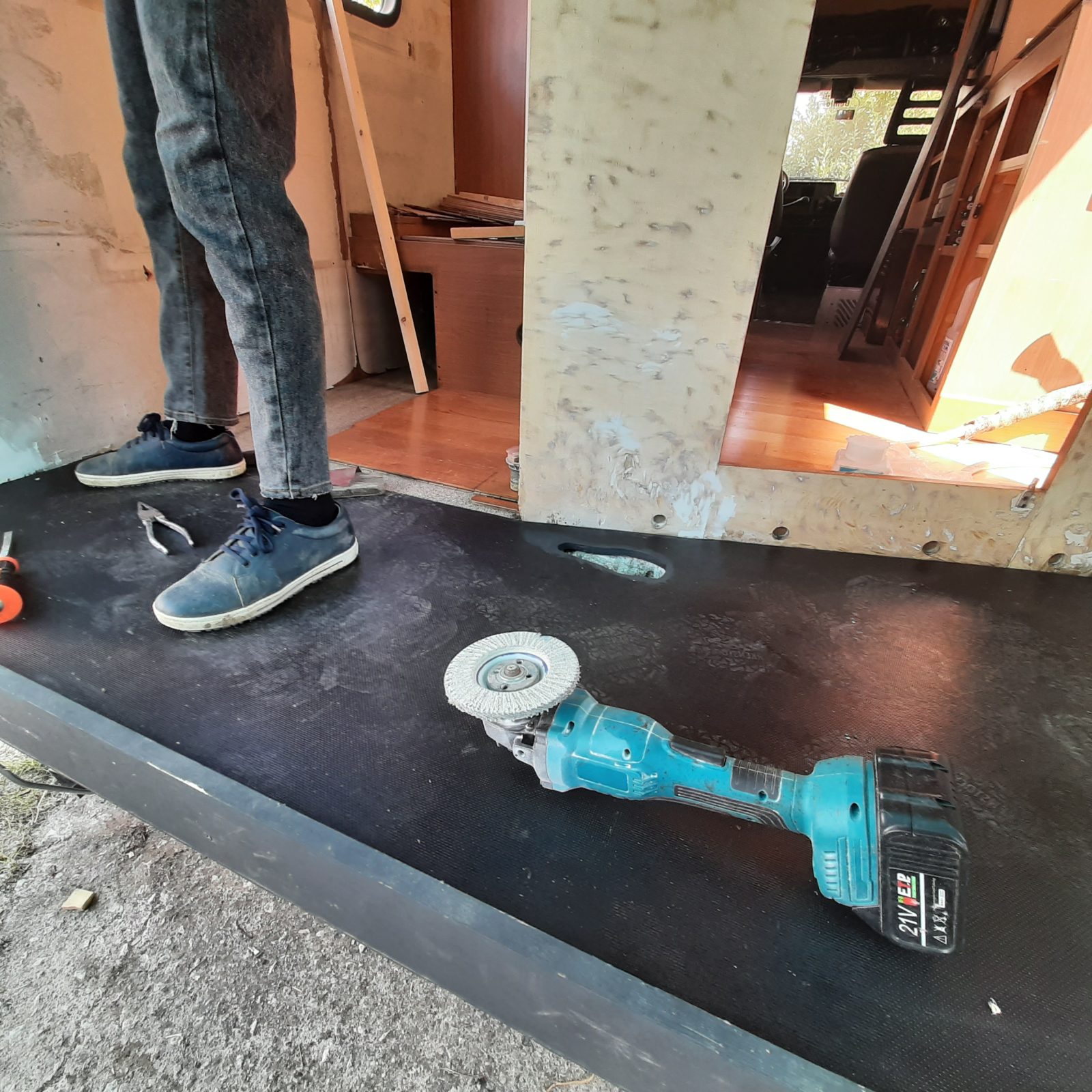 Finalmente Uasi ha un pavimento — Cantiere · vita in camper, diario di Diario di Uasi