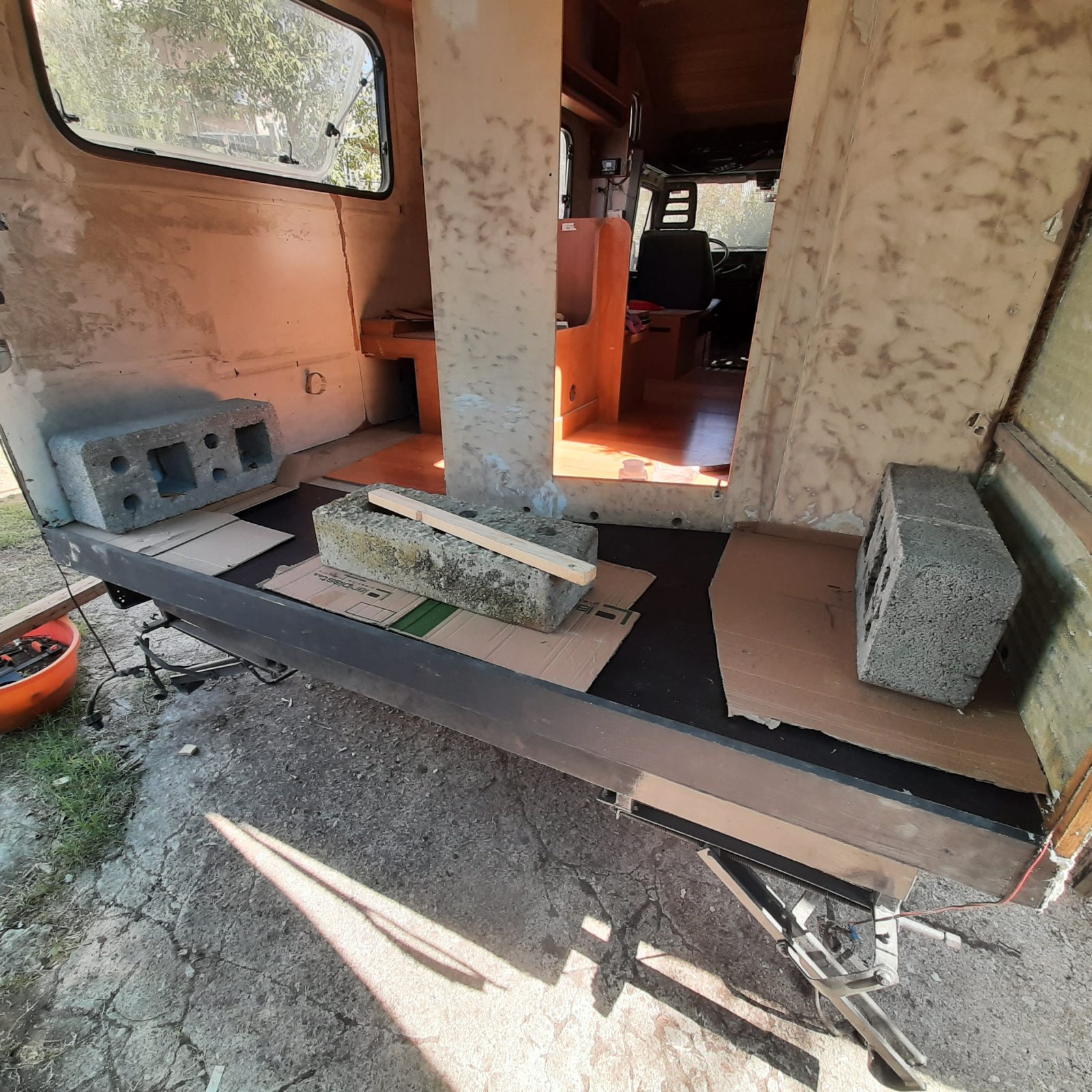 Finalmente Uasi ha un pavimento — Cantiere · vita in camper, diario di Diario di Uasi