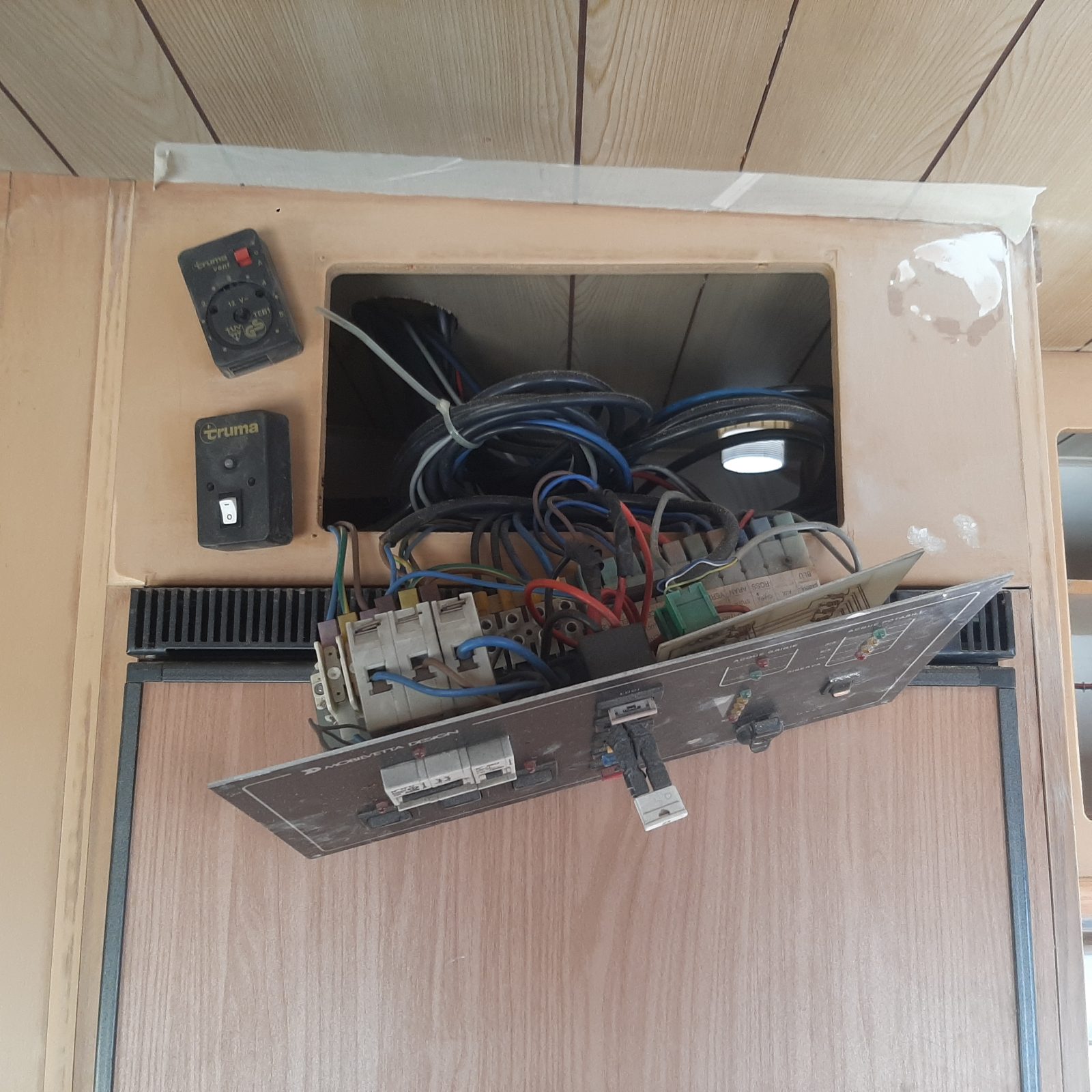 L'asse torta — Cantiere · vita in camper, diario di Diario di Uasi